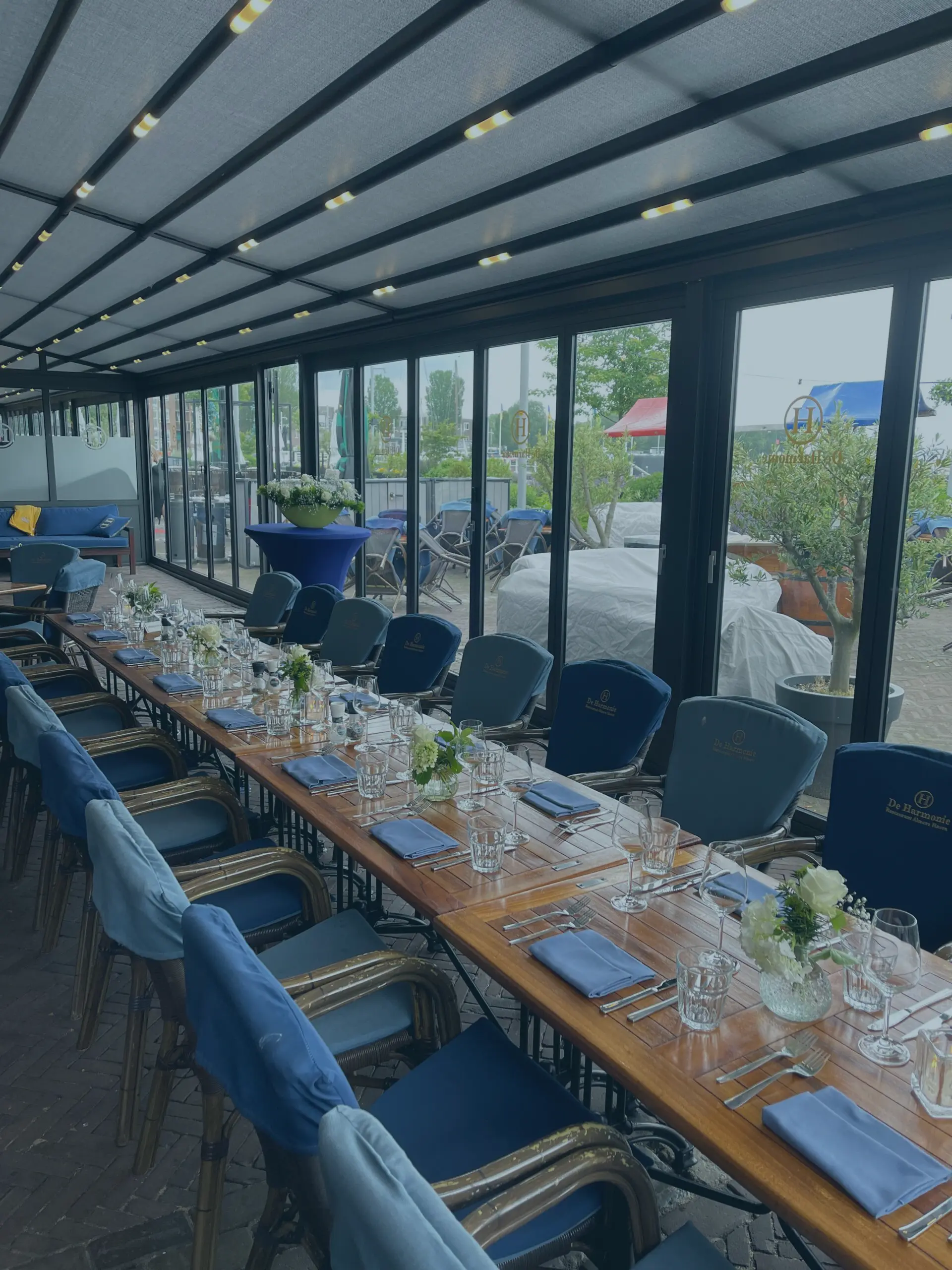 Gedekte tafel voor bruiloft