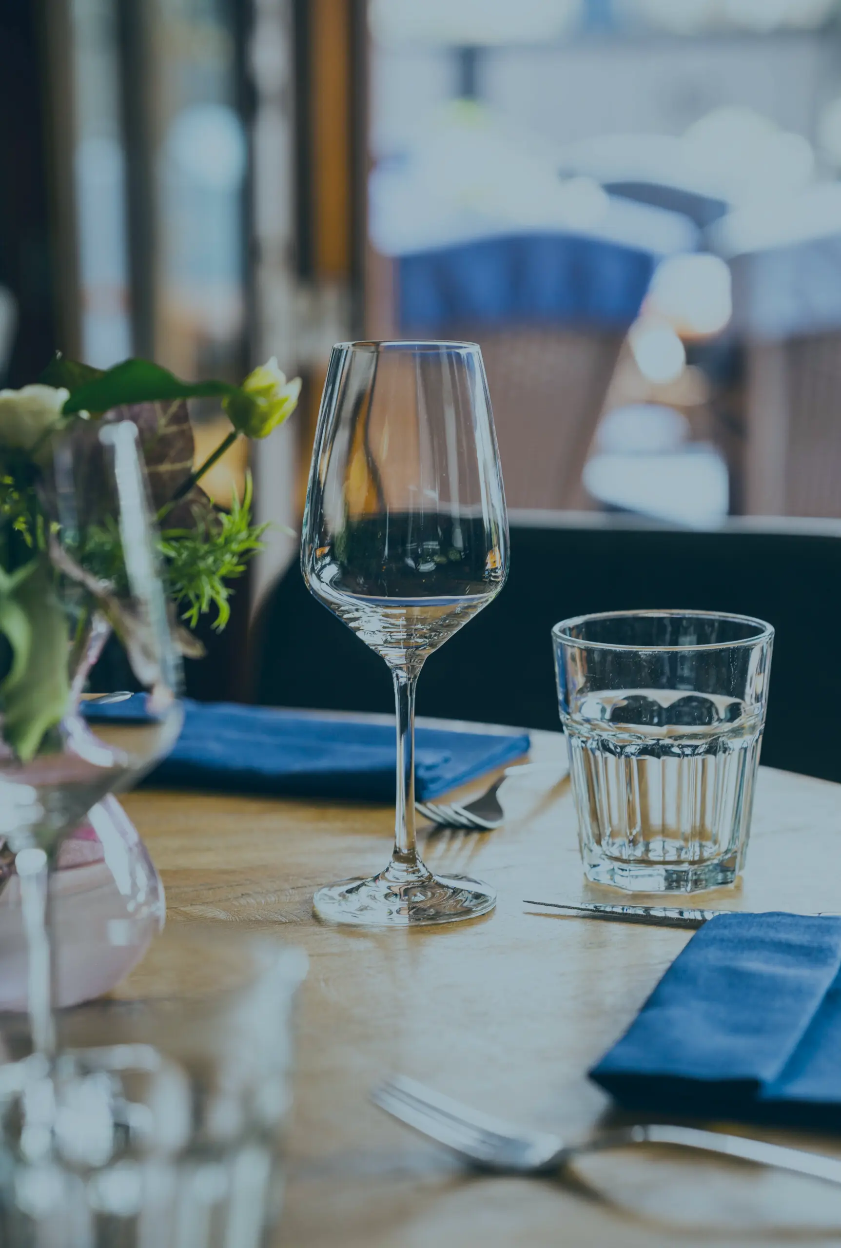 Gedekte tafel met wijnglas