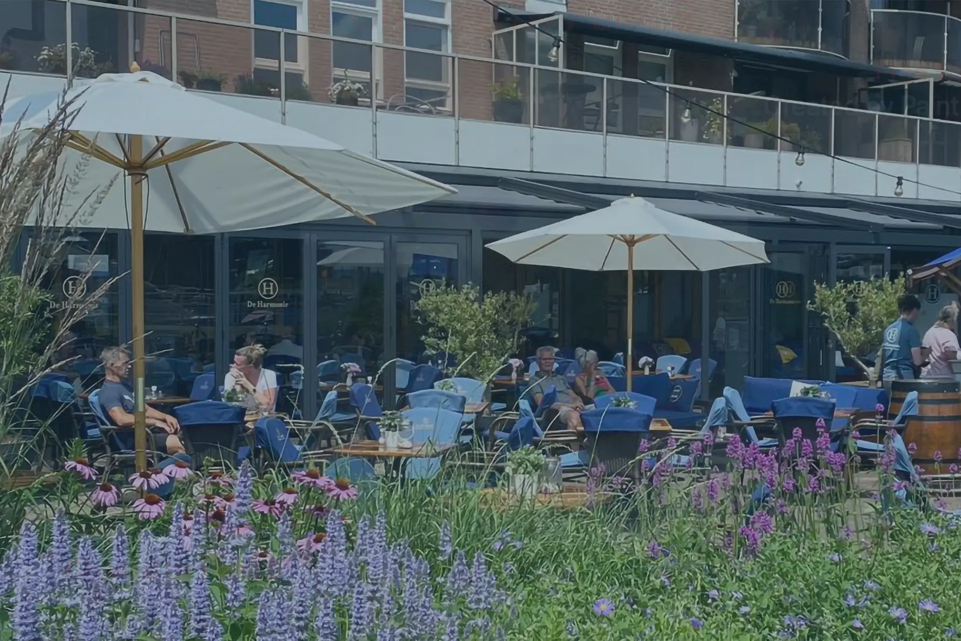 Terras aan het water met gasten