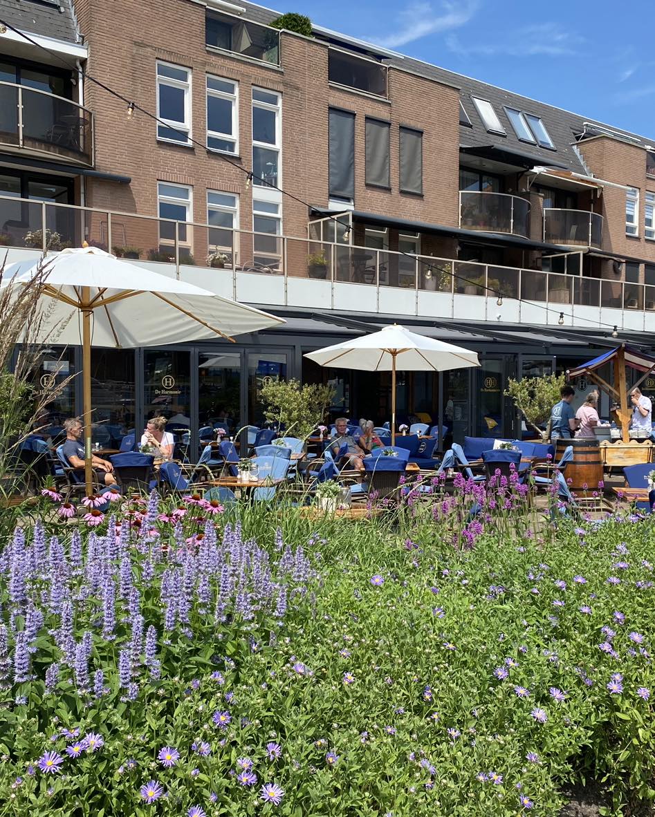 Terras aan het water bij Restaurant De Harmonie in Almere Haven - uit eten met uitzicht