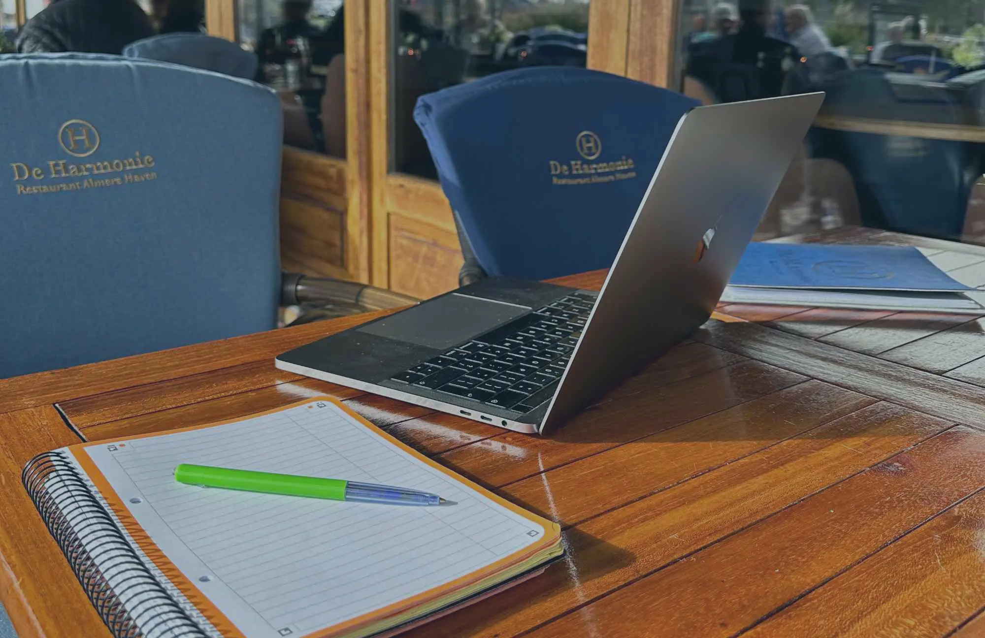 Het Torentje vergaderruimte aan de haven in Almere Haven — laptop en notitieblok